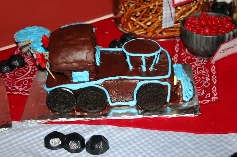 train themed birthday party cake